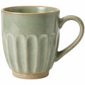 Mug en céramique beige avec texture striée