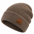 Bonnet tricoté homme marron avec badge décoratif